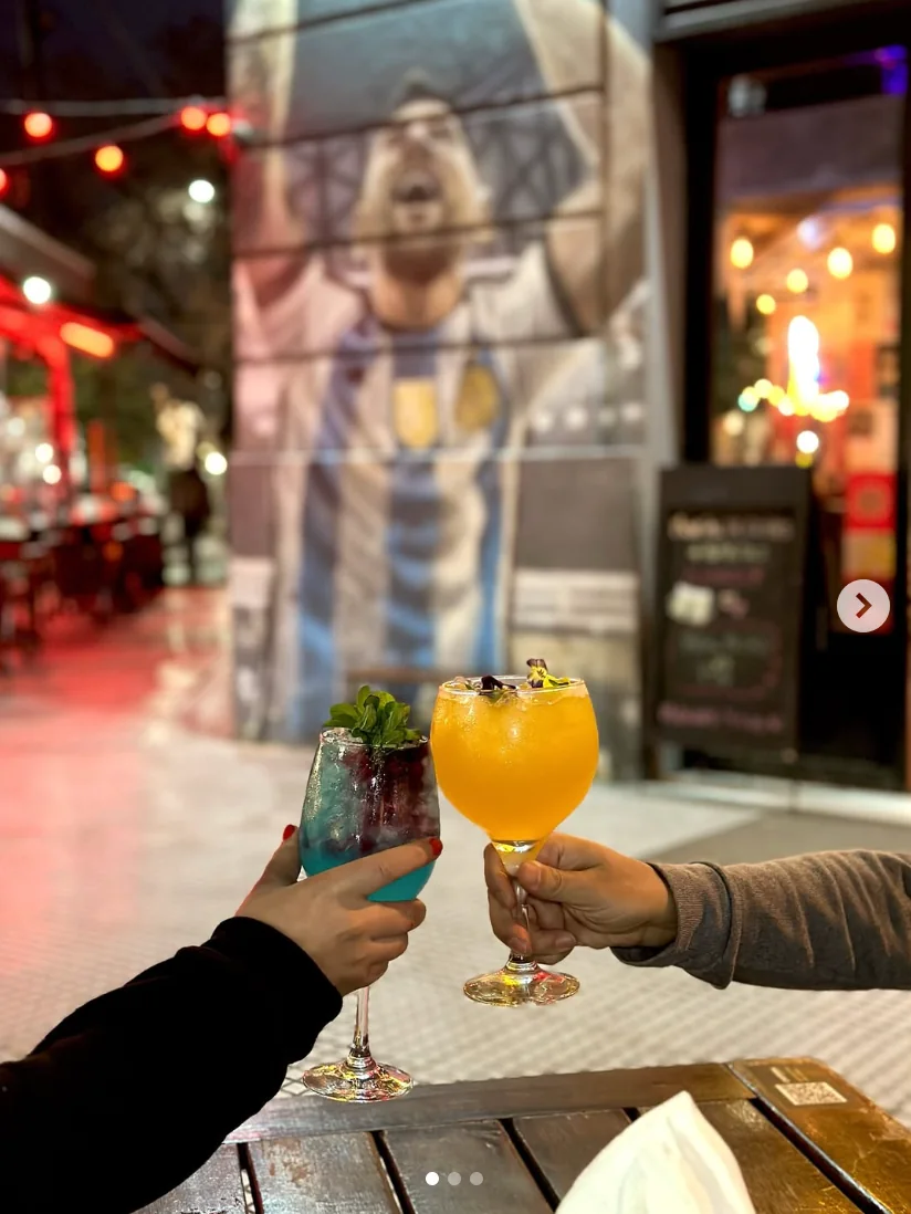 Personas brindando con tragos en La Choppería de Palermo