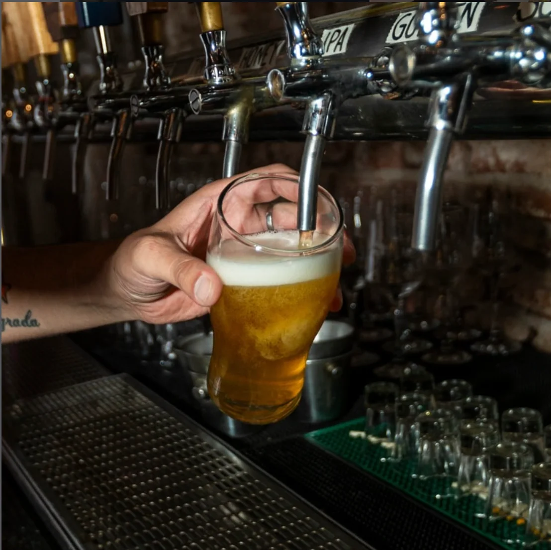 Cerveza servida en la barra de La Choppería de Palermo