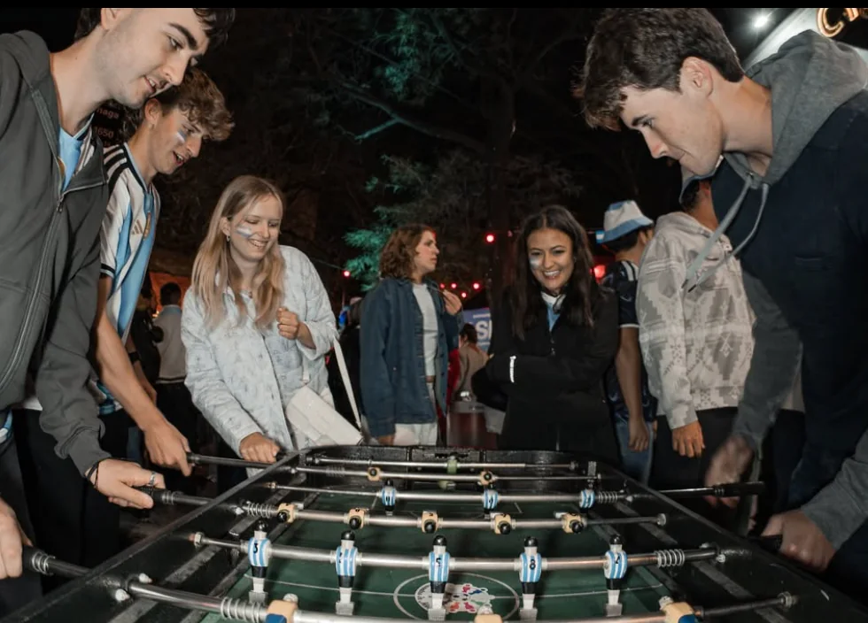 Grupo jugando al metegol en La Choppería de Palermo