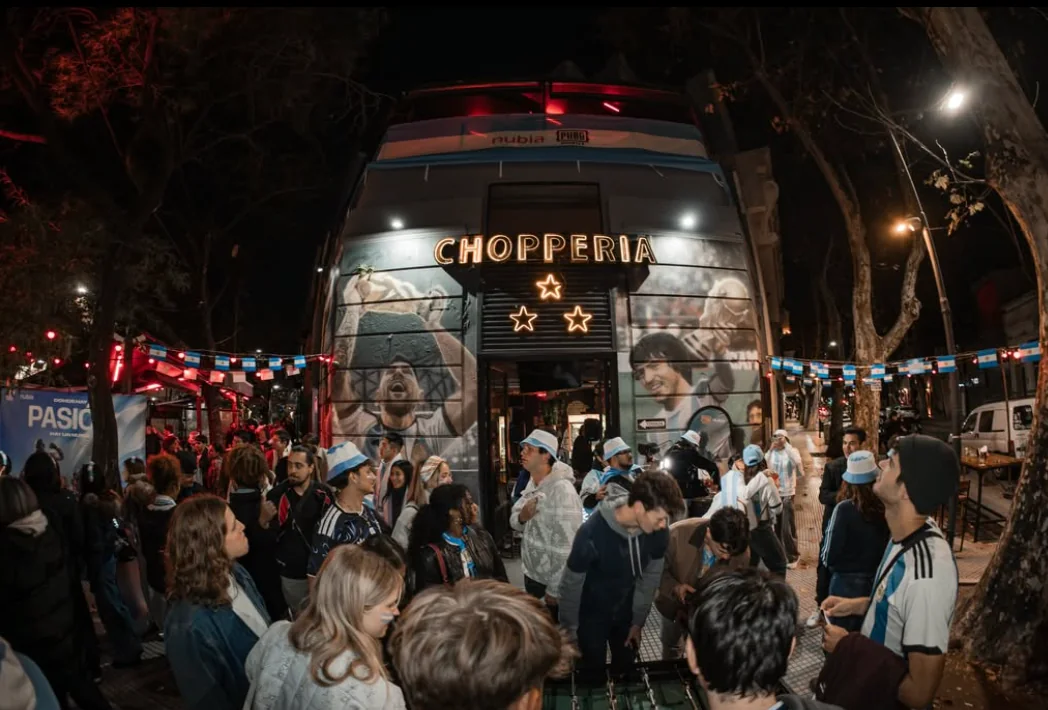 Personas reunidas en La Choppería de Palermo durante un partido de Argentina