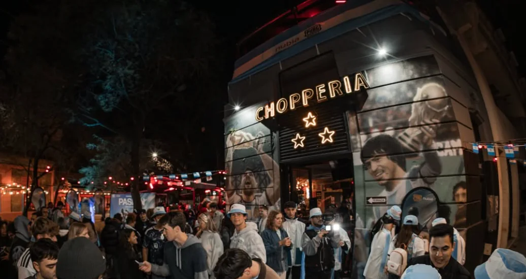 Público reunido en La Choppería de Palermo durante un partido